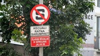 Yang terbaru, ada meme berupa rambu dilarang berhenti. Rambu itu ditambahi tulisan kecuali Ratna Sarumpaet. Soal penderekan mobil Ratna ini, Anies menyinggung soal kebiasaan takut terhadap atasan yang disebutnya sebagai warisan.