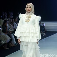 Fashion show busana muslim terbaru Ria Miranda yang mengangkat tema Lullatone di Indonesia Fashion Week 2018, Jakarta Convention Center, Sabtu [31/3/2018]. [Foto: Mohammad Abduh/Wolipop]