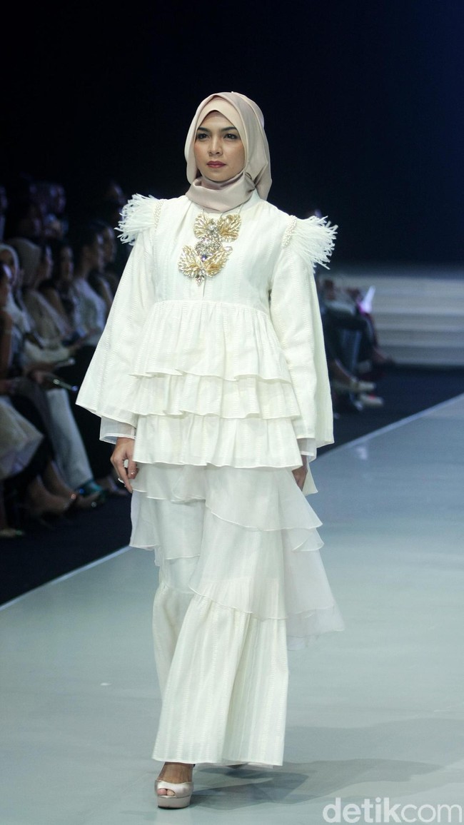 Fashion show busana muslim terbaru Ria Miranda yang mengangkat tema Lullatone di Indonesia Fashion Week 2018, Jakarta Convention Center, Sabtu [31/3/2018]. [Foto: Mohammad Abduh/Wolipop]
