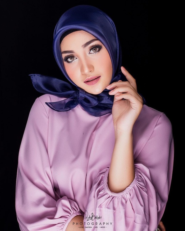 Selain bekerja sebagai PNS, Muvida juga sering diajak untuk menjadi model. Berpenampilan seperti ini membuatnya terlihat seperti model profesional. Foto: Instagram