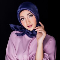 Selain bekerja sebagai PNS, Muvida juga sering diajak untuk menjadi model. Berpenampilan seperti ini membuatnya terlihat seperti model profesional. Foto: Instagram