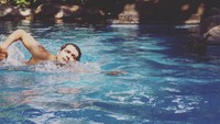 Di kala senggang, Lio senang berenang. (Foto: instagram/corneliosunny)