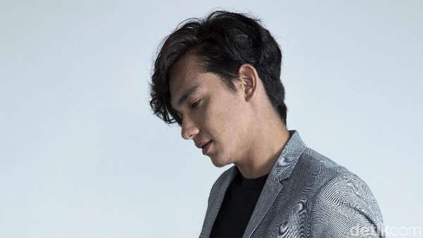 Gaya Cool Adipati Dolken Celeb of The Month Bulan Ini Gaya Cool Adipati Dolken Celeb of The Month Bulan Ini
