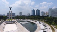 Revitalisasi Lapangan Banteng ini dilakukan sejak awal 2017 lalu dengan anggaran dari pihak swasta mencapai Rp 68 miliar. Monumen Pembebasan Irian Barat yang ada di Lapangan Banteng kini dikelilingi kolam air mancur dan undakan bagai amphitheater. Di tengan kolam air mancur, ada bagian yang bisa jadi panggung.
