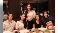 Maia dan bersama kedua anaknya yang mengajak pasangannya terlihat sangat akrab. Mereka pun makan bersama-sama di salah satu restoran. Wah, kompak ya! Foto: Instagram @maiaestiantyreal