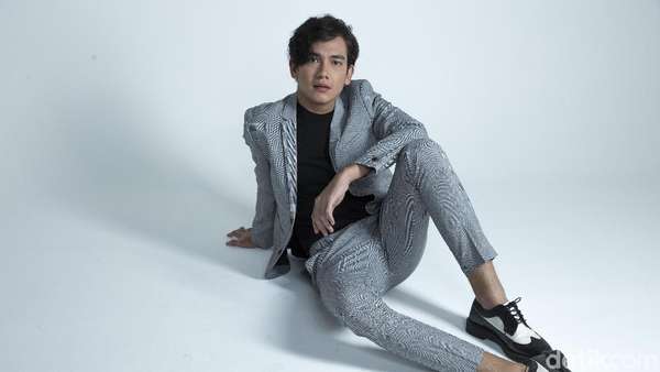 Gaya Cool Adipati Dolken Celeb of The Month Bulan Ini Gaya Cool Adipati Dolken Celeb of The Month Bulan Ini