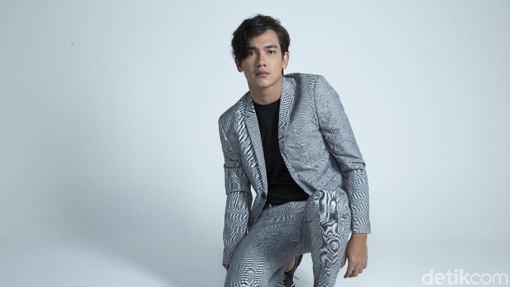 Ladies! Lihat Pemotretan Celeb of The Month Bareng Adipati Dolken Yuk
