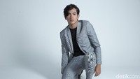 Adipati Dolken, Celeb of the Month detikHOT bulan ini. Foto: Asep Syaifullah