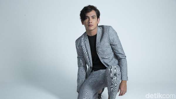 Gaya Cool Adipati Dolken Celeb of The Month Bulan Ini Gaya Cool Adipati Dolken Celeb of The Month Bulan Ini