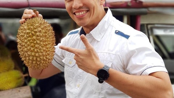 Bergaya Hidup Sehat, Ini Pose Adrian Maulana Makan Smoothie hingga Duren