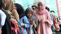 Ratusan pelamar mengantre masuk ke acara Indonesia Career Expo 2018.