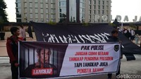 Massa yang mengatasnamakan Forum Umat Islam Semarang (FUIS) itu membentangkan membawa spanduk berisi tuntutan. Mereka juga membagikan selebaran (Foto: Angling Adhitya Purbaya/detikcom)
