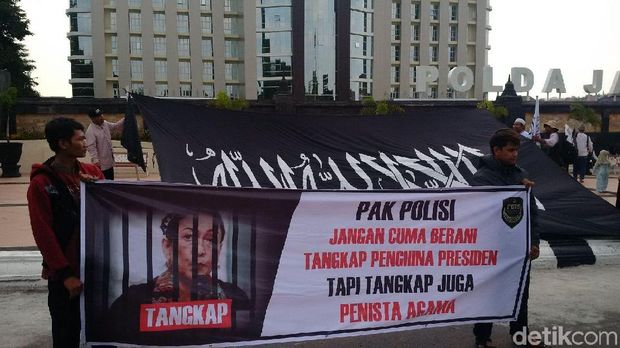 Salah satu spanduk yang dibawa massa demo Sukmawati di Semarang. 