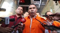 Abdul Hakim sempat memberi pernyataan kepada awak media sebelum memasuki mobil tahanan KPK.
