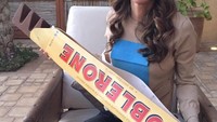 Berjiwa muda, lihat wajah bahagia Rania saat menggendong Toblerone super besar! Hari ini seseorang membuat impian masa kecil saya terwujud! Dan ini Toblerone besar, bukan hanya Toblerone kecil dalam kotak besar. Foto: Instagram queenrania