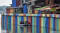 Pengecatan yang dilakukan merupakan kerjasama antara Pemprov DKI dengan PT Dana Paint, SMK bidang seni rupa, PPSU, Institut Kesenian Jakarta serta masyarakat sekitar.