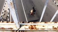 Kebanyakan dari mereka nekat menghentikan arus kendaraan yang padat.