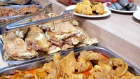Dari sekian banyak menu kok ya yang menggoda adalah gulai tunjang. Dipadu dengan nasi dengan sayuran dan juga sambal makin nikmat dipadu dengan gulai tunjang gurih. Foto: Instagram @rachelviann