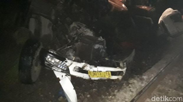 Kondisi truk yang hancur dan nyaris tak berbentuk