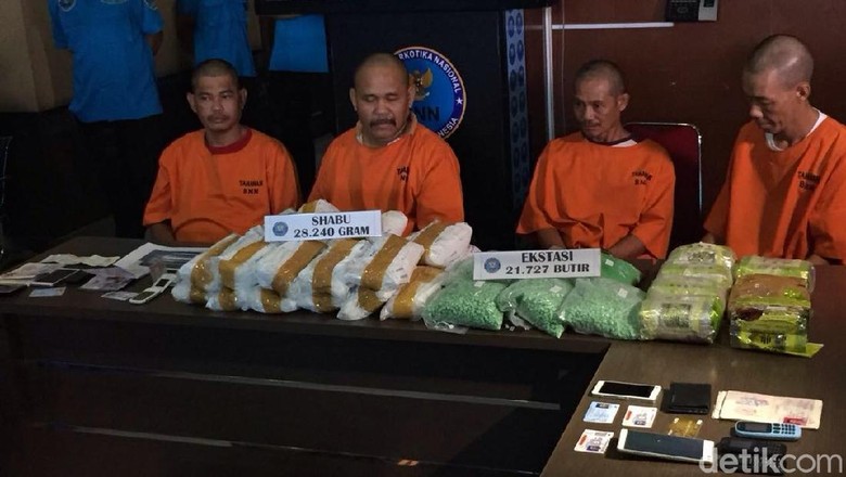 BNN: 4 Orang Kurir Narkoba di Kalbar Dibayar Rp 25 Juta per Kg BNN: 4 Orang Kurir Narkoba di Kalbar Dibayar Rp 25 Juta per Kg