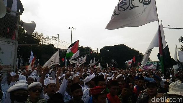 Massa PA 212 demo Sukmawati Soekarnoputri di Bareskrim.