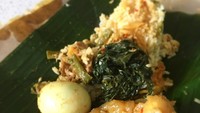 Nasi Padang yang dibungkus dengan daun pisang ini terlihat sangat nikmat. Isiannya berupa telur, sayur, kuah gulai dan juga tunjang. Foto: Instagram @vv_luv_eat