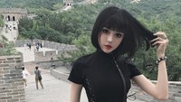 Tak jarang Kina mengunggah fotonya saat traveling. Ini fotonya saat di Tembok China (kinashen/Instagram)