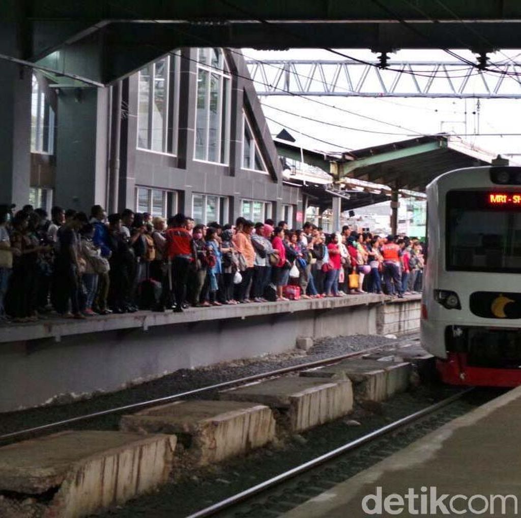 e-Ticketing KRL Diganti Tiket Kertas, Netizen: Gratiskan Saja! e-Ticketing KRL Diganti Tiket Kertas, Netizen: Gratiskan Saja!