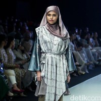 Fashion show busana muslim terbaru Ria Miranda yang mengangkat tema Lullatone di Indonesia Fashion Week 2018, Jakarta Convention Center, Sabtu [31/3/2018]. [Foto: Mohammad Abduh/Wolipop]