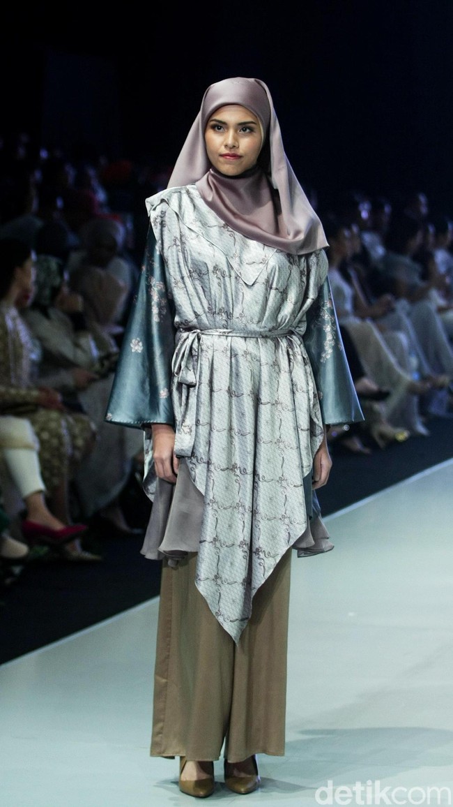 Fashion show busana muslim terbaru Ria Miranda yang mengangkat tema Lullatone di Indonesia Fashion Week 2018, Jakarta Convention Center, Sabtu [31/3/2018]. [Foto: Mohammad Abduh/Wolipop]