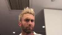 Baru bangun aja langsung menyesap secangkir kopi. Ia menyebut foto ini diambil saat setengah jam ia bangun tidur. Langsung minum kopi baru bangun tidur aja tetap kelihatan ganteng.  Foto: Instagram @adamlevine
