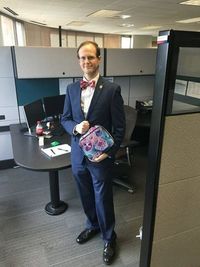 Pria Ini Bawa Tempat Makan Warna Pink ke Kantor, Alasannya Inspiratif! 
