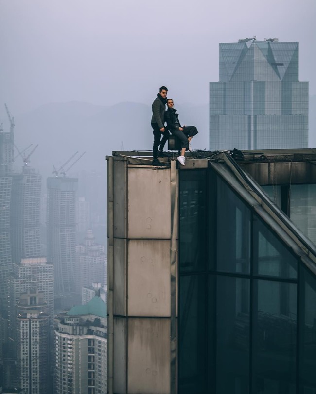 Beberapa tempat terkenal yang pernah mereka taklukan antara lain, Sagrada Familia di Spanyol, Shanghai Tower di China, dan Eiffel Tower di Paris, dan lainnya. Foto: Instagram angela_nikolau/ beerkus/__elevation__