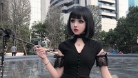 Kina Shen begitu menarik perhatian netizen karena penampilannya yang cantik dan imut seperti boneka. Kulitnya mulus, mata besar, bibir mungil, makeup flawless, dan pakaiannya trendi (kinashen/Instagram)