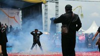 Tubuh salah satu pemain Gesrek dipasangi banyak petasan. Aksi tersebut tergolong ekstrem. Anehnya, mereka tak pernah terluka sedikit pun akibat serangan petasan. (Foto: Hakim Ghani/detikcom)