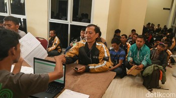 Mantan pengemudi Uber sedang melengkapi persyaratan yang diminta Grab.