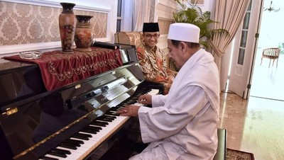 Ketika Habib Luthfi Main Piano di Rumah Dinas Anies