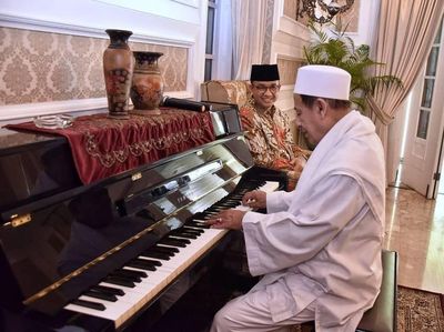Ketika Habib Luthfi Main Piano di Rumah Dinas Anies