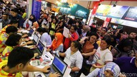 Pengunjung memadati Garuda Indonesia Travel Fair (GATF) di Jakarta Convention Center (JCC), Jakarta, Jumat (6/4/2018).