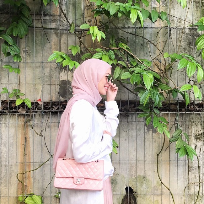 Ibu muda yang tengah mengandung anak ketiga ini juga sering terlihat memakai Chanel Classic Handbag. Ia terlihat memiliki koleksi tas dari seri ini dengan warna yang berbeda-beda. Seri Channel Classic ini memiliki nilai sekitar Rp 73 jutaan. Foto: Instagram/VivyYusof