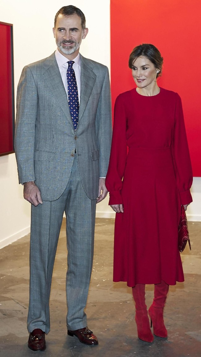 Letizia hanyalah seorang jurnalis dan pembaca berita sebelum bertemu suaminya, Pangeran (kini Raja) Felipe IV tahun 2004 di Madrid, Spanyol. Ketika Felipe menjadi raja di 2014, titel Letizia pun berubah menjadi Ratu Spanyol. Letizia pun tercatat sebagai wanita biasa pertama yang menjadi seorang ratu di negaranya. Foto: Dok. Getty Images