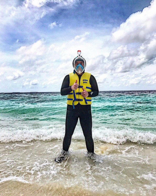 Atau lihat gaya Peepy saat mau snorkeling. Wah, memang eksentrik ya! (Instagram/@peepy_and_mother_lee)
