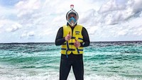 Atau lihat gaya Peepy saat mau snorkeling. Wah, memang eksentrik ya! (Instagram/@peepy_and_mother_lee)