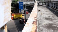 Selain berkarat, pembatas JPO juga banyak yang hilang.