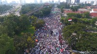 Personel polisi mengamankan jalannya demonstrasi.
