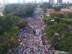 Foto: Lautan Massa Demo Sukmawati di Depan Bareskrim