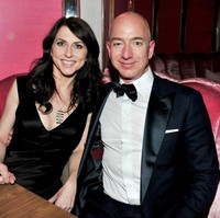 Mengalahkan Bill Gates, Jeff Bezos jadi orang terkaya tahun ini. Berkat kenaikan harga saham, kekayaan pendiri Amazon tersebut mencapai US$ 90,5 miliar atau Rp 1,203 triliun. Jeff pun menikah dengan penulis novel MacKenzie pada 1993.. Orangtua dari empat anak tersebut dipertemukan saat bekerja di ruangan yang bersebelahan. Foto: Getty Images
