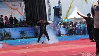 Seperti (Seni) Gegel Jubleg dan Debus, seni Gesrek juga sangat erat kaitannya dengan kekuatan magis. Mereka (pemain) berbekal ilmu gaib, ungkap Warjita, salah seorang sejarawan Garut. (Foto: Hakim Ghani/detikcom)