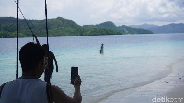 Pemenang menikmati Pantai Friwen