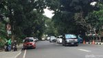 Mobil-mobil Parkir di Bahu Jalan Senopati, Akankah Diderek?